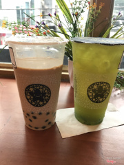 Bên trái là TS trân châu hoàng gia 0 đá của chi nhánh Nguyễn Tri Phương, mức trà còn thấp hơn cả cái vạch kia >"< Bên phải là Trà xanh kiwi collagen 70% đá