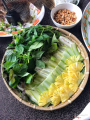 Rau rừng cuốn bánh tráng