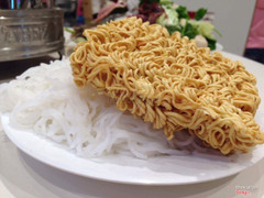 Quán này có cả bún và mì