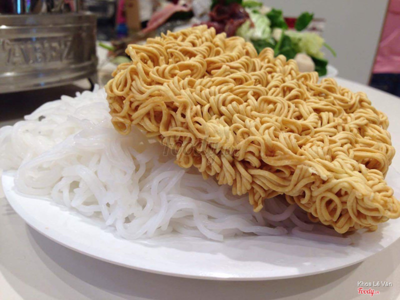 Quán này có cả bún và mì