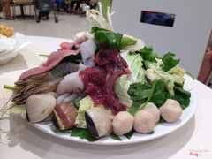 Đây là dĩa thức ăn. Ở ngoài nhìn nhìu hơn trong hình