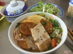 Bún có chả cá, chả giò với rau