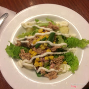 Salad ăn ngon. Hình như là salad bò thì phải