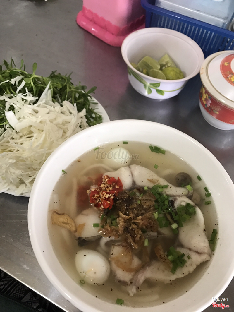 Một phần bánh canh như vầy chỉ 25k/tô. Nước lèo ngọt và rất ngon