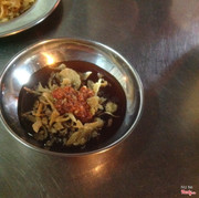 chén sốt thêm hành phi và sa tế