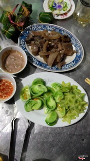 Món đuôi bò ăn kèm mắm nêm huế cà chua xanh và ớt xanh