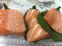 Sashimi thật sự không có chỗ chê, rất tươi cắt lát dày ngon cực kì. Shop bán hàng rất có tâm, mình order ăn liên tục 2 ngày liền rồi.