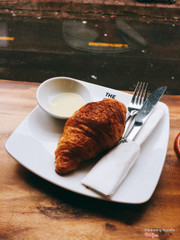 Bánh Croissant chấm sữa