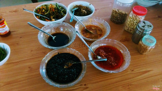 nước chấm gồm : muối tiêu, tương đậu nành,tương hột,chao,mắm kho,ớt sa tế