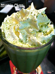 Tên món: Matcha Shake.
Mô tả: Bột trà xanh nguyên chất, kem tươi hokkaido.
Giá: 85.000 +VND