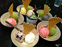 Tên món: kem gelato

Mô tả: Những viên kem gelato đủ vị: trà xanh, quả việt quất, mè đen, vani, cookie. 
Giá: 25.000 + VND