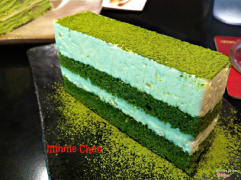 Tên món: Matcha Tiramisu 
Mô tả: 

Lớp kem từ sữa tươi Hokkaido, xen giữa lớp bánh bông lan thấm sốt trà xanh. Nên khi ăn bạn cảm thấy độ ẩm, mềm mịn từ bánh. Và lớp bột trà xanh.
Giá: 72.000+VND