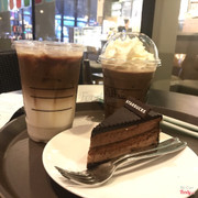 Trái là Caramel Machiato, luôn luôn trung thành món này và chưa có ý định thử món khác tại Starbucks ❤️ còn phải là chồng mình uống Mocha đá. Đều rất ngon. Riêng bánh là được tặng dịp sinh nhật, ko thích bánh ở đây 🤧