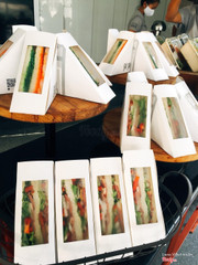 sandwich gà, bánh mỳ vuông  kẹp gà và rau củ đậm chất tây