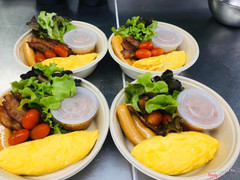 bữa sáng nhẹ nhàng với trứng cuộn hành, cà kèm xúc xích và salad cùng nước chấm thần thánh