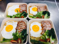 cơm chiên trứng và thịt xá xíu đậm chất nha hàng, kèm rau củ