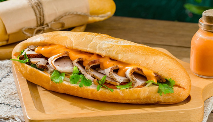 Bánh Mì Pate Chả Nóng Truyền Thống - Cô Nga