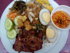 Dĩa đặc biệt sườn+bì+chả+trứng chỉ có 27k