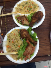 Cơm rang đùi gà chỉ có 27k thôi. Ăn vừa ngon, rẻ lại đảm bảo vệ sinh