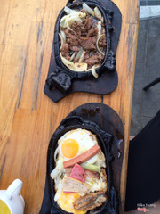 Phần bò quanh lửa hồng được mang riêng thành 2 phần như thế này