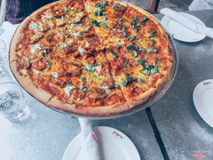 Tôi đã very very xúc động and thoả mãn cơn thèm sau khi chiếc pizza size cái mâm to như con hà mã lợn này được  mang ra 🍕🍕🍕 Bao nhiêu buồn phiền cứ thế nổ cái bòm xong chỉ toàn trái tym bay lên huhu twinkle twinkle ❤️😂😂😂 Từ giờ đi ăn pizza tôi sẽ chỉ ra quán này thôi vâng in my hớt cmnr 😭. Quán có phong cách rất Tây 👌🏻