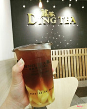 Oolong tea của Dinhtea với bản thân mình cũng không có gì đặc sắc lắm. Vì là vì truyền thống nên không ngọt lắm và mình thích vị trà xanh hoa nhài hơn. Thạch pudding nhại kĩ mới thấy vị hơi mặn. Với mình topping ngon nhất là chân châu trắng, chân châu đen và nha đam.