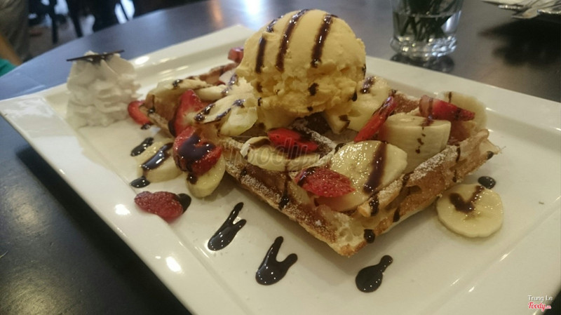waffle chuối dâu