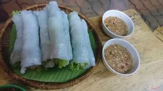 Phở cuốn giá rẻ .25k/phan . Ngon . Lạ