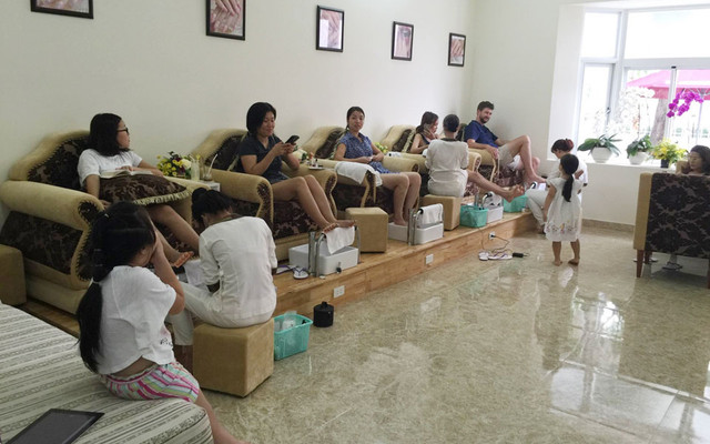 The Royal - Nails & Shampoo