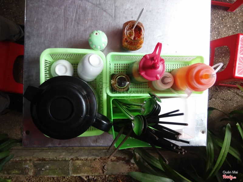 Bộ đũa, tương ớt đi kèm