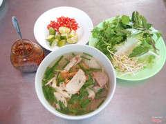 Hủ tíu nhiều chất lượng cộng rau ăn kèm rất phong phú, sa tế đậm vị, rất ngon