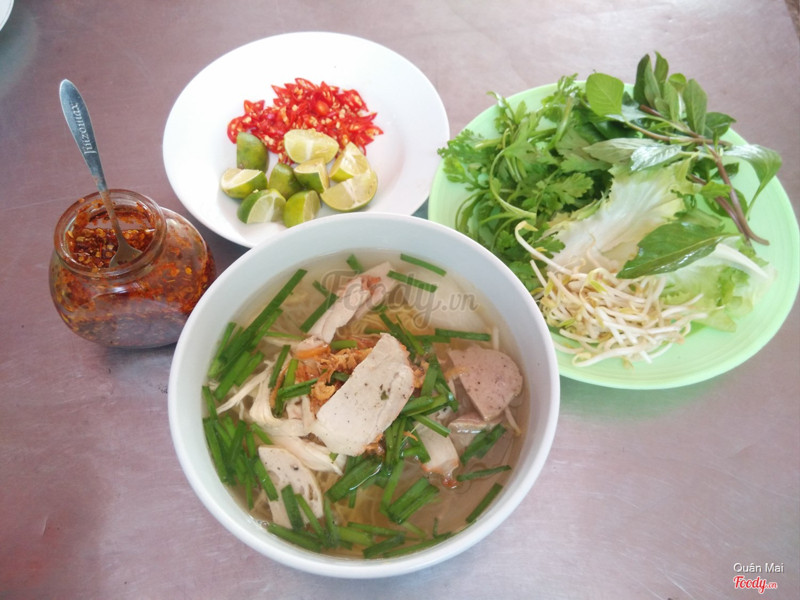 Hủ tíu nhiều chất lượng cộng rau ăn kèm rất phong phú, sa tế đậm vị, rất ngon