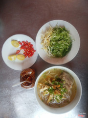 Bún măng no ứ hự, rau rất tươi không héo, chanh ớt sa tế hấp dẫn tuyệt cú mèo