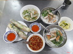 Bánh canh + chả cuốn