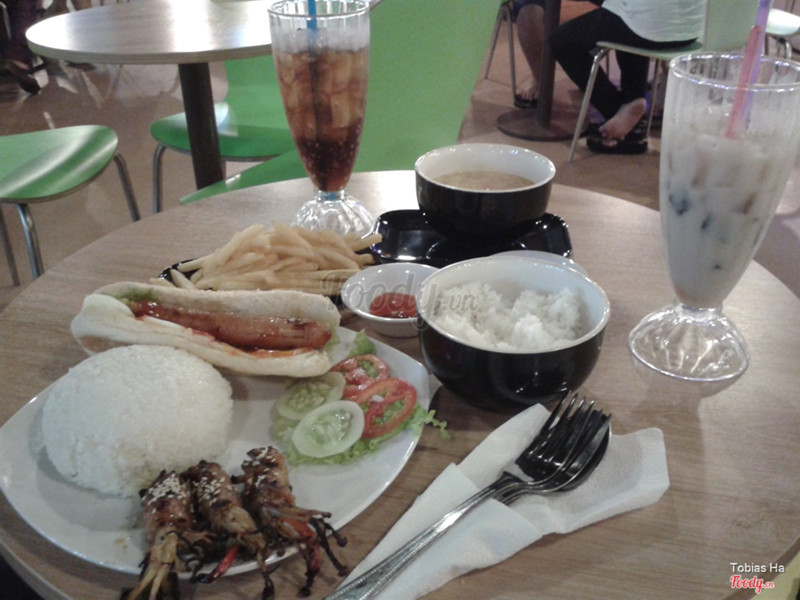 Bò cuộn nấm kim châm, cơm khoai tây, bánh mì xúc xích...