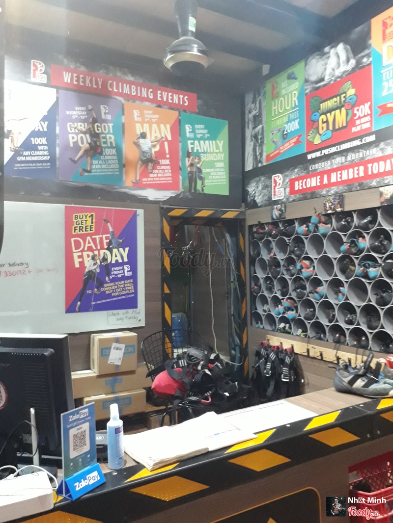 Quầy mua vé &amp; thuê giày