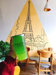 View khá đẹp, quán mới mở nên hơi vắng khách. Nước kiwi vị ngon, k chua quá. Nhân viên nhiệt tình ạ