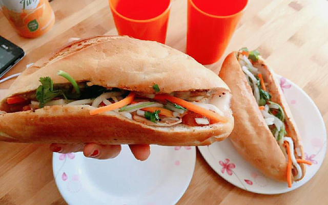 Cô Hồng - Bánh Mì