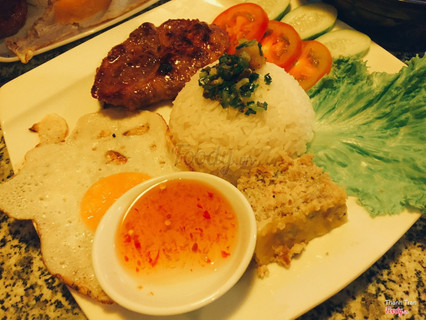 Cơm sườn nướng mật ong
