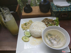 Cơm trưa - hến xào bơ tỏi