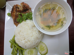 Cơm trưa - cánh gà chiên nước mắm