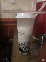 K hiểu nổi gọi delivery giao tới nhà thì chỉ có từng này? 1/3 cốc của mình mất đâu rồi??? K thấy trong túi bị đổ ra gì hết. Vậy là do quán đong chỉ có từng này hả? Mong quán có 1 câu giải thích. Mua hàng trên delivery lần đầu bị 1 cốc trà sữa nó lại siêu siêu ít như thế này. Size to để làm gì khi nó còn k bằng size bé. Thế này ai dám đặt nữa hả quán.