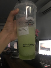 Mình đặt 7 đồ uống trong đó có smoothies dưa lưới này và 2 smoothies xoài mà tệ thực sự. Sau khi nhận được phản hồi của mình bên royal đã gọi điện xin lỗi mình và có ship bù cho mình 2 cốc đồ uống khác là sữa tươi trân trâu đường đen và socola kem chée. Cốc sữa từoi tt đường đen thì ngon, cốc còn lại mình kb. Vì sự phản hồi này bên cửa hàng nên mình sửa lại bình luận này và tăng điểm cho shop!