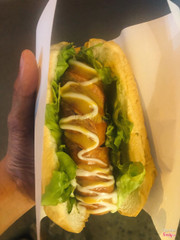 Món Hotdog xuc xich Đức cay to . Sốt ở đây mình rất thích . 