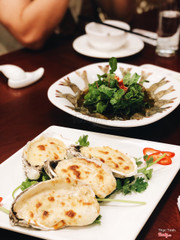 Hàu sốt phô mai tưởng chừng như là món ăn khá phổ biến nhưng mình phải công nhận ăn ở đây rất ấn tượng, hàu to, tươi và sốt ngầy ngậy
