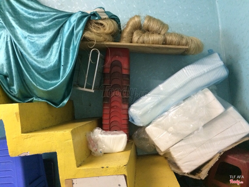 bên cạnh để miến và giấy, hộp