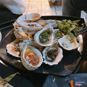 Đĩa hàu nướng ngũ vị: Phô mai, Mỡ hành, Tiêu xanh, Sa tế, Trứng cút nè nha mọi người