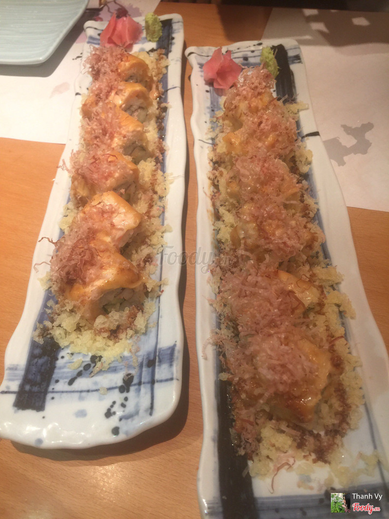 Cuộn sò điệp và cá hồi