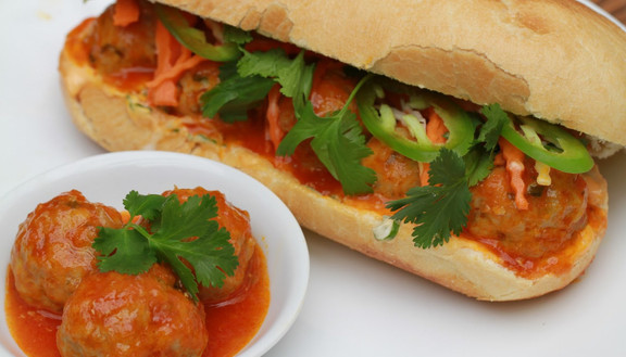 Bánh Mì Xíu Mại Bà Tổng