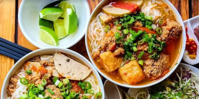 Sáu Quỳnh - Bún Riêu & Bún Xào - Bờ Hồ Búng Xáng